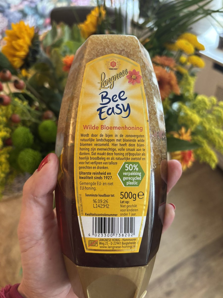 Lindaliciousss's tweet photo. Gatverdegatverdamme!
We worden genept waar we bijstaan!
Dit is geen echte honing 🍯🐝
En ja dat wist ik. Moeders was wat naïef.
#Langnese
#BeeEasy
#Honing https://t.co/qnFvTc2Crr