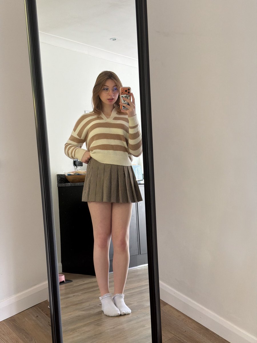 AALL11CC33's tweet photo. Everyone’s favourite collage girl needs help studying 🤭🙇‍♀️ https://t.co/JUkcYytTwl