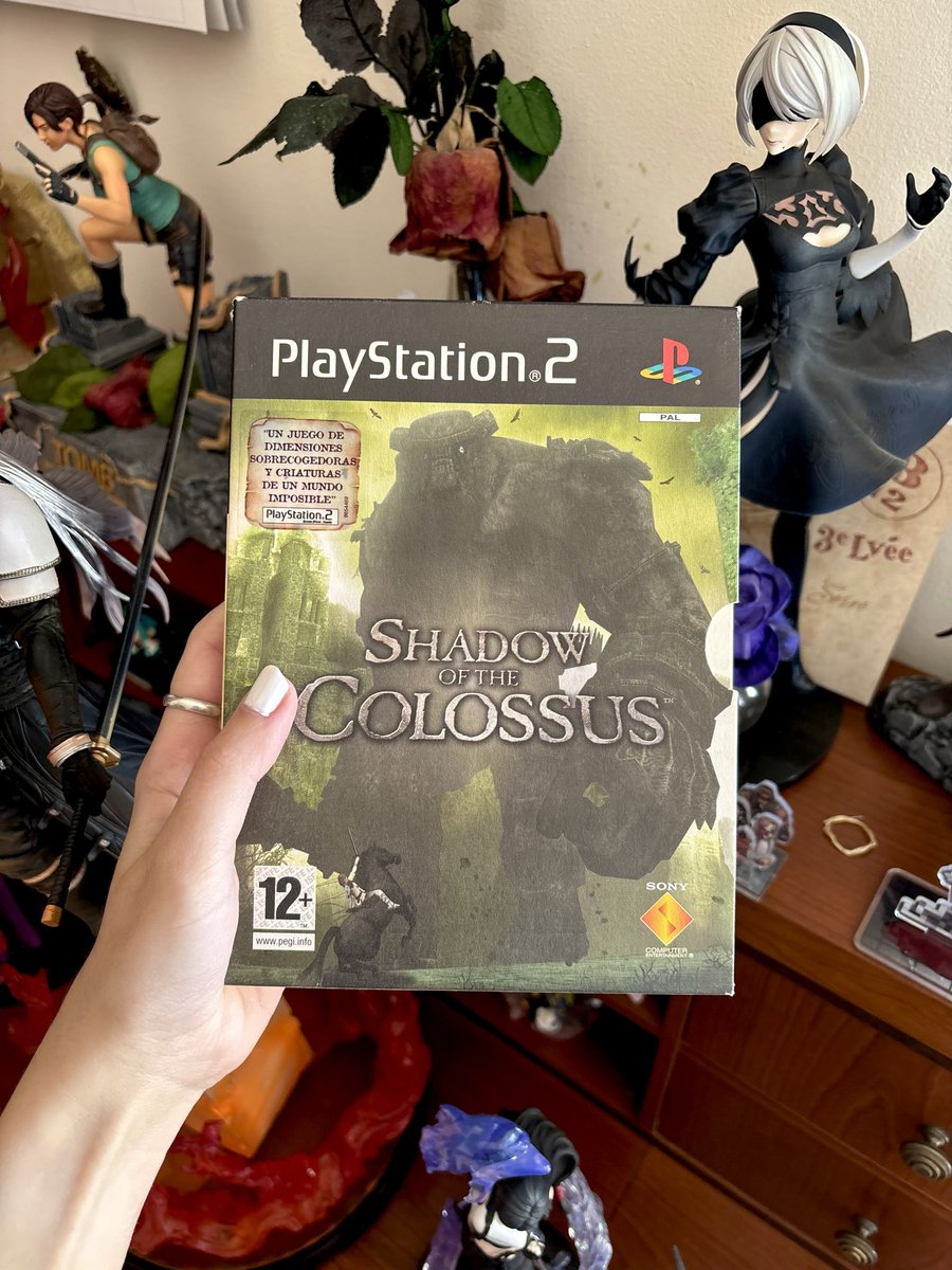 Hace 20 años conocí un juego que me cambió para siempre.

“Shadow of the Colossus” no solo es una aventura, es poesía en movimiento.

Silencio, soledad, culpa y belleza… todo en un mismo suspiro.

Gracias, Fumito Ueda, por esta obra de arte🤍
