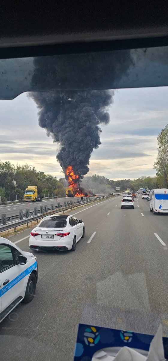 #Feu de PL à Antibes sur #A8 direction #Italie. Circulation très perturbée ⚠️
🚫 Évitez le secteur.