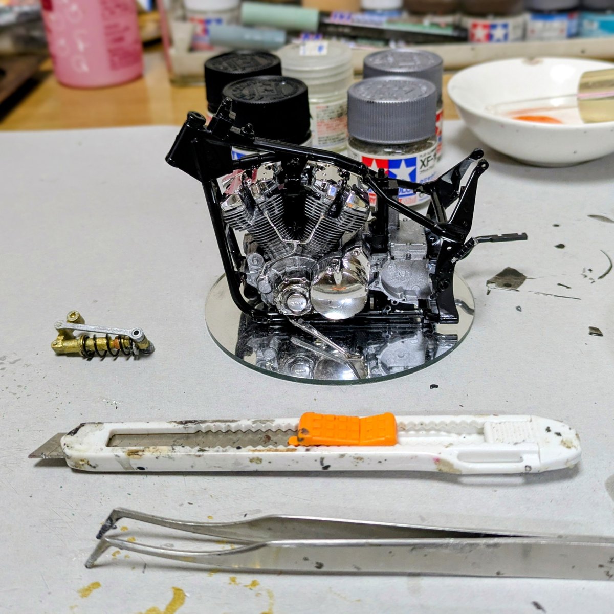 物理特集：熱と仕事
Ⅰ熱機関とは？
→熱エネルギーを機械エネルギーに変換して、動力を発生させる機関です。
Ⅱ熱力学第一法則とは？
→気体が外部から吸収した／吸収された熱量との総和が’内部エネルギー’となります。
Ⅲ熱効率と不可逆効果とは？
→熱温度は高い方から低い方へ移動していきます。