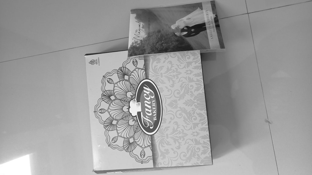 Undangan nikah datang bersama camilan 👍