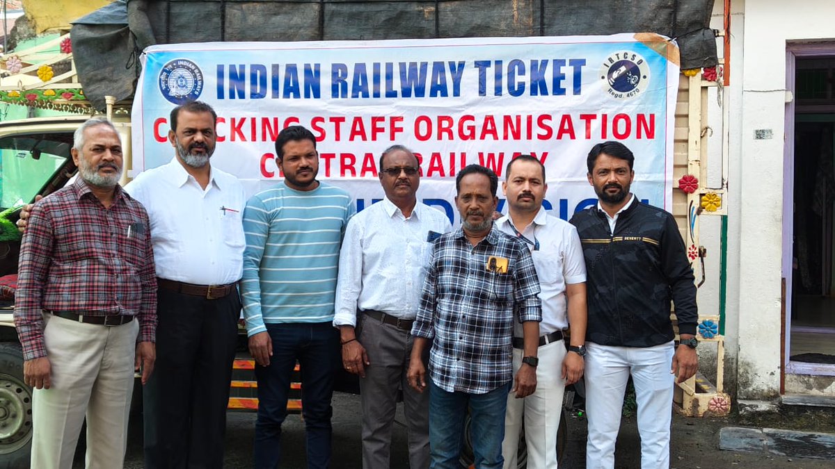 irtcso's tweet photo. सेंट्रल रेलवे के सोलापुर मंडल के टिकट चेकिंग स्टाफ द्वारा IRTCSO SUR ke बैनर तले बाढ़ प्रभावित परिवारों के लिए राहत सामग्री एकत्र कर वितरित की गई। इस नेक कार्य को DRM SUR और Sr.DCM SUR सर ने सराहा
@DRMSolapur @Central_Railway @GM_CRly @AshwiniVaishnaw https://t.co/2cUntwDPf0