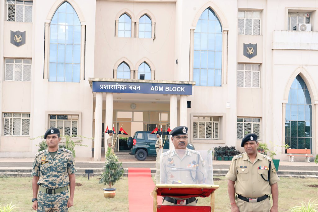BSF_STCChakur's tweet photo. Sh. Madan Pal Singh, CO/CI #STCBSFChakur administered the Integrity Pledge to officers, SOs, Ors and Recruits, total 792 personnel at STC Chakur, as part of #VigilanceAwarenessWeek2025.
#BSF continues its commitment to integrity and transparency in service
#CVC
@BSF_India https://t.co/XvuXGEFkgJ