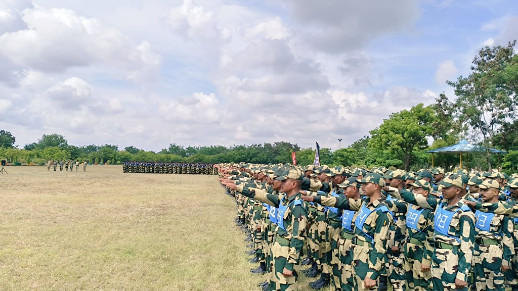 Sh. Madan Pal Singh, CO/CI #STCBSFChakur administered the Integrity Pledge to officers, SOs, Ors and Recruits, total 792 personnel at STC Chakur, as part of #VigilanceAwarenessWeek2025.
#BSF continues its commitment to integrity and transparency in service
#CVC 
<a href="/BSF_India/">BSF</a>