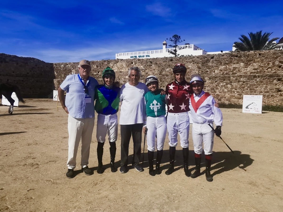 🏇🌊 Los participantes de la carrera reservada a Amazonas y Gentlemen en <a href="/GPZahara/">Gran Premio de Zahara 2025 - Petaca Chico</a>, Claudia Banegas, Andoni Lezama, <a href="/Sainz442Alvaro/">alvaro sainz</a> y <a href="/labordepablo/">Pablo Laborde</a> estuvieron con Álvaro Urbano y con Pío González, veterinario durante muchos años en <a href="/HipodromoMadrid/">Hipódromo de La Zarzuela</a>, de quien partió hace 10 años
