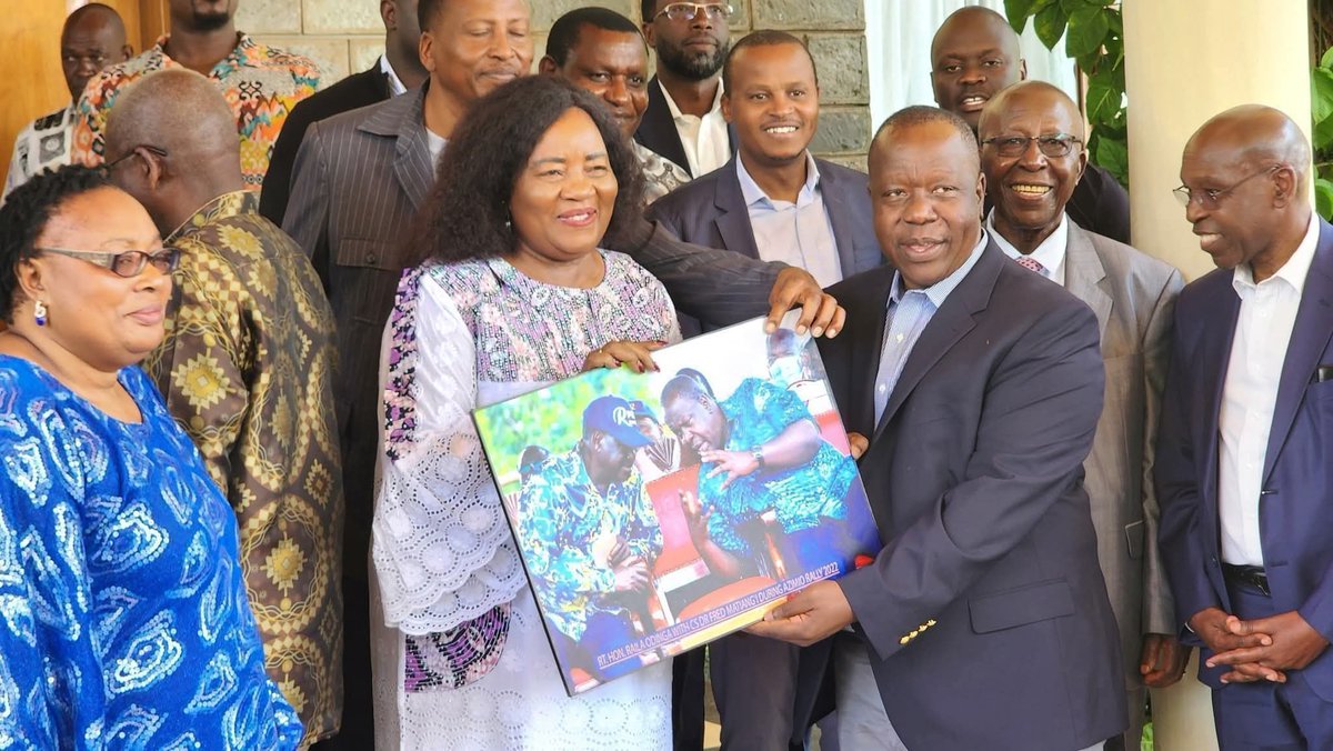 Uko kwa opposition the eloquent matiangi is presenting a photo of him and jakom to ida as a way of mourning Baba. 
Something is wrong with the banana man.How many people had a pic with baba wht if we take them too? 
Babu owino chungwa house