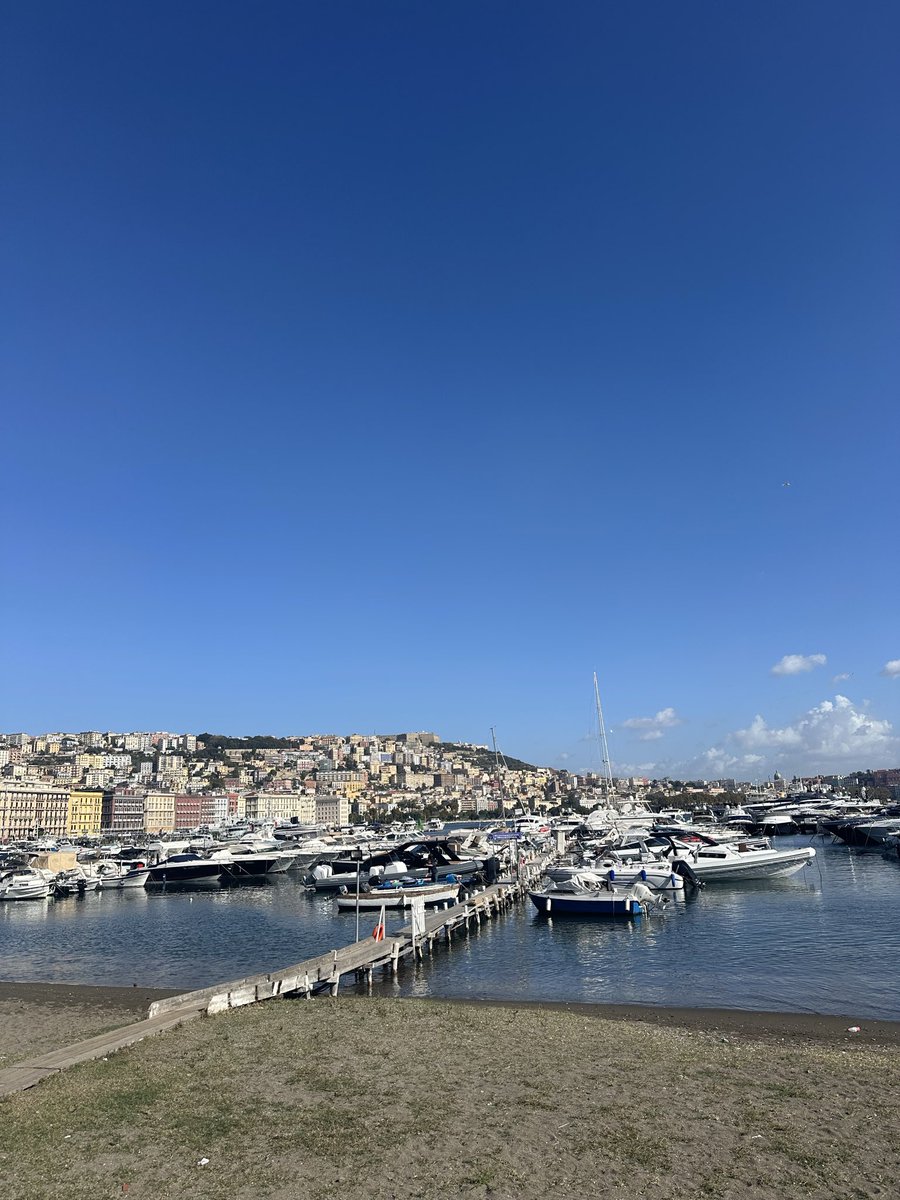 Pırıl pırıl güneşli bir Napoli sabahından,  iyi haftalar diliyorum. 
🫶🍂🍁