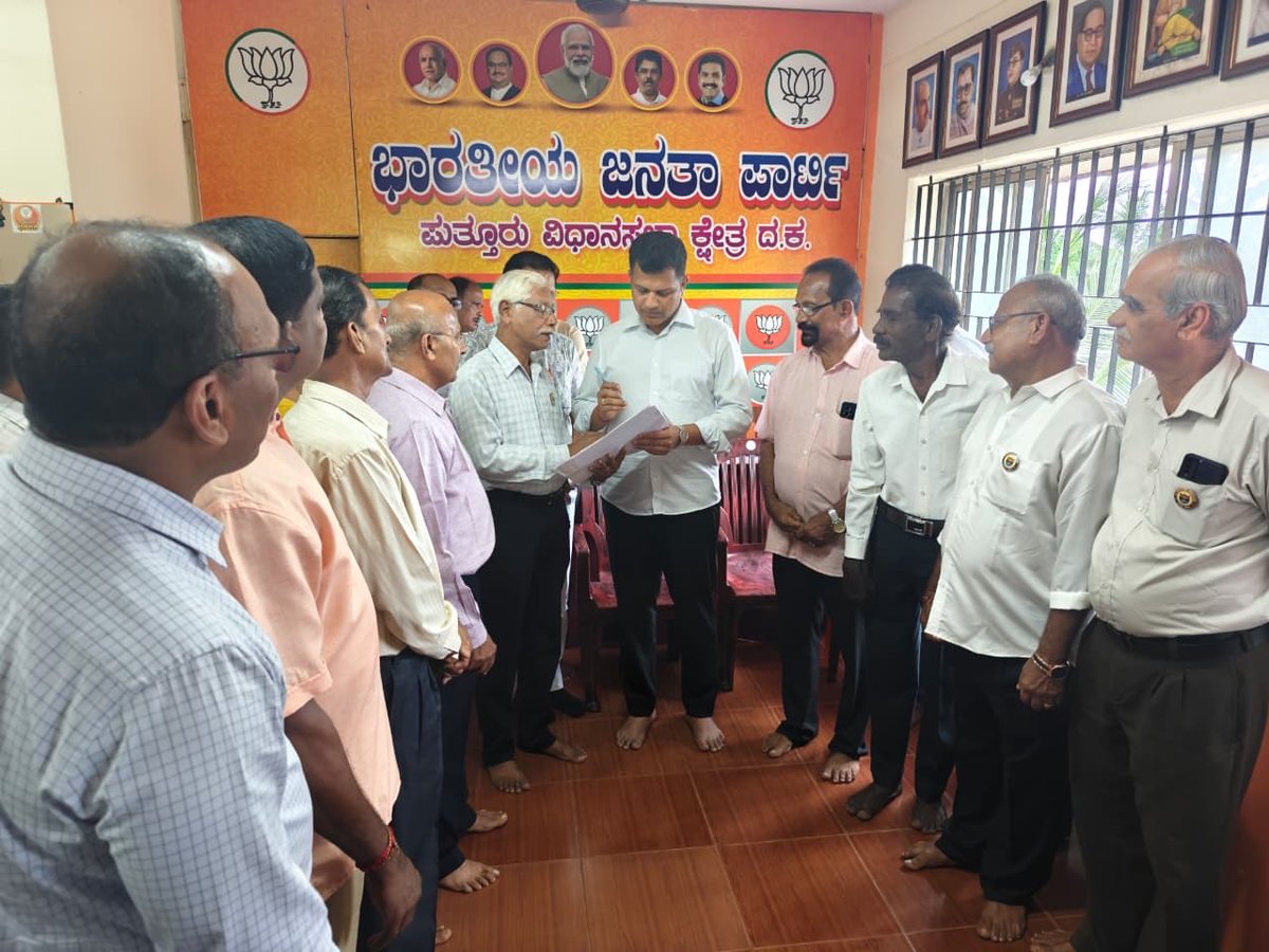 CaptBrijesh's tweet image. ಇಂದು ಮಧ್ಯಾಹ್ನ ಬಿಜೆಪಿ ಪುತ್ತೂರು ವಿಧಾನಸಭಾ ಕ್ಷೇತ್ರದ ಕಾರ್ಯಾಲಯದಲ್ಲಿ ಸಾರ್ವಜನಿಕರ ಭೇಟಿ ನಡೆಸಿ ಕುಂದು ಕೊರತೆಗಳ ಬಗ್ಗೆ ಅಹವಾಲು ಸ್ವೀಕರಿಸಿದ ಸಂದರ್ಭ..

#BJP #Puttur 

@BjpMangaluru