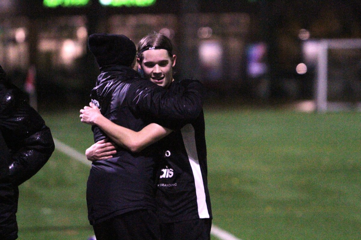 Kuvien kautta vielä eiliseen😍🖼️

📸 <a href="/opperi64/">Olli-Matti Matihalti</a> 

#käpa #käpylänpallo #käpaedustus #helsinki #jalkapallo #ykkösliiga #ruutuplus #meneetunteisiin #jalkapallo #futis