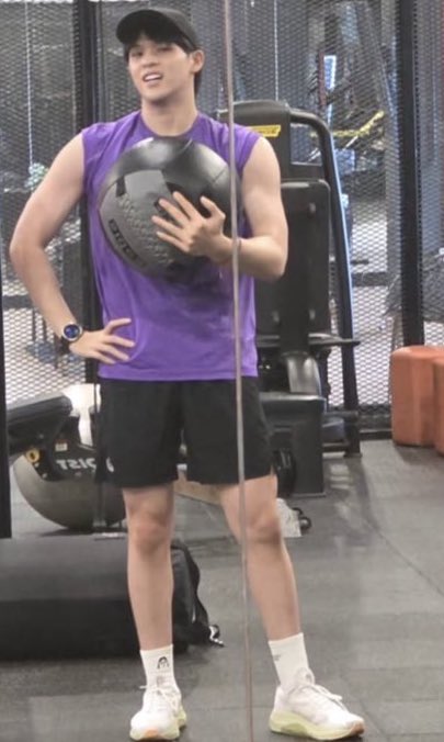 asics สร้างหุ่นหน้าช็อปจากBAปะ