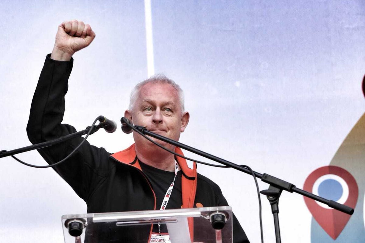 ituc's tweet image. Italy: Over 200,000 people took to the streets in Rome demanding peace, democracy, and justice as part of the ITUC global mobilisation for peace✊🕊️ 

ITUC General Secretary @luc_triangle addressed the demonstration: “Peace is not just the absence of war. It is the presence of…