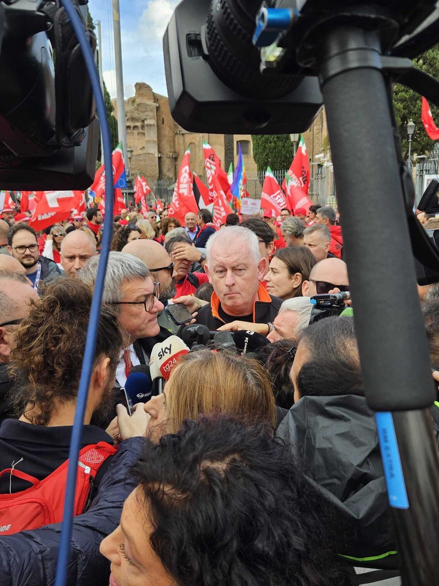 ituc's tweet image. Italy: Over 200,000 people took to the streets in Rome demanding peace, democracy, and justice as part of the ITUC global mobilisation for peace✊🕊️ 

ITUC General Secretary @luc_triangle addressed the demonstration: “Peace is not just the absence of war. It is the presence of…