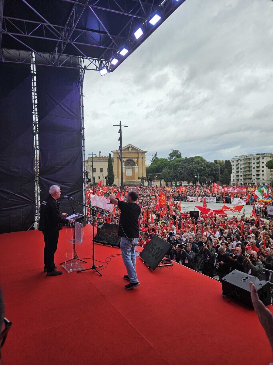 ituc's tweet image. Italy: Over 200,000 people took to the streets in Rome demanding peace, democracy, and justice as part of the ITUC global mobilisation for peace✊🕊️ 

ITUC General Secretary @luc_triangle addressed the demonstration: “Peace is not just the absence of war. It is the presence of…