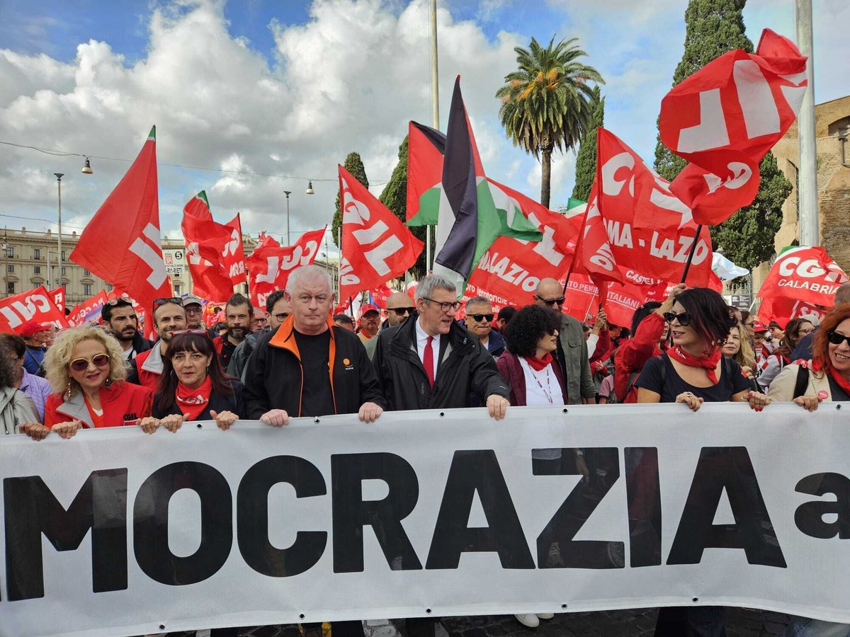 ituc's tweet image. Italy: Over 200,000 people took to the streets in Rome demanding peace, democracy, and justice as part of the ITUC global mobilisation for peace✊🕊️ 

ITUC General Secretary @luc_triangle addressed the demonstration: “Peace is not just the absence of war. It is the presence of…