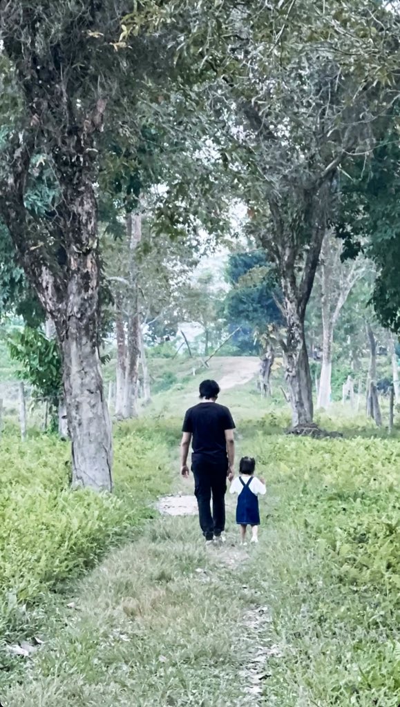 “Her little hand, my whole world.” ❤️