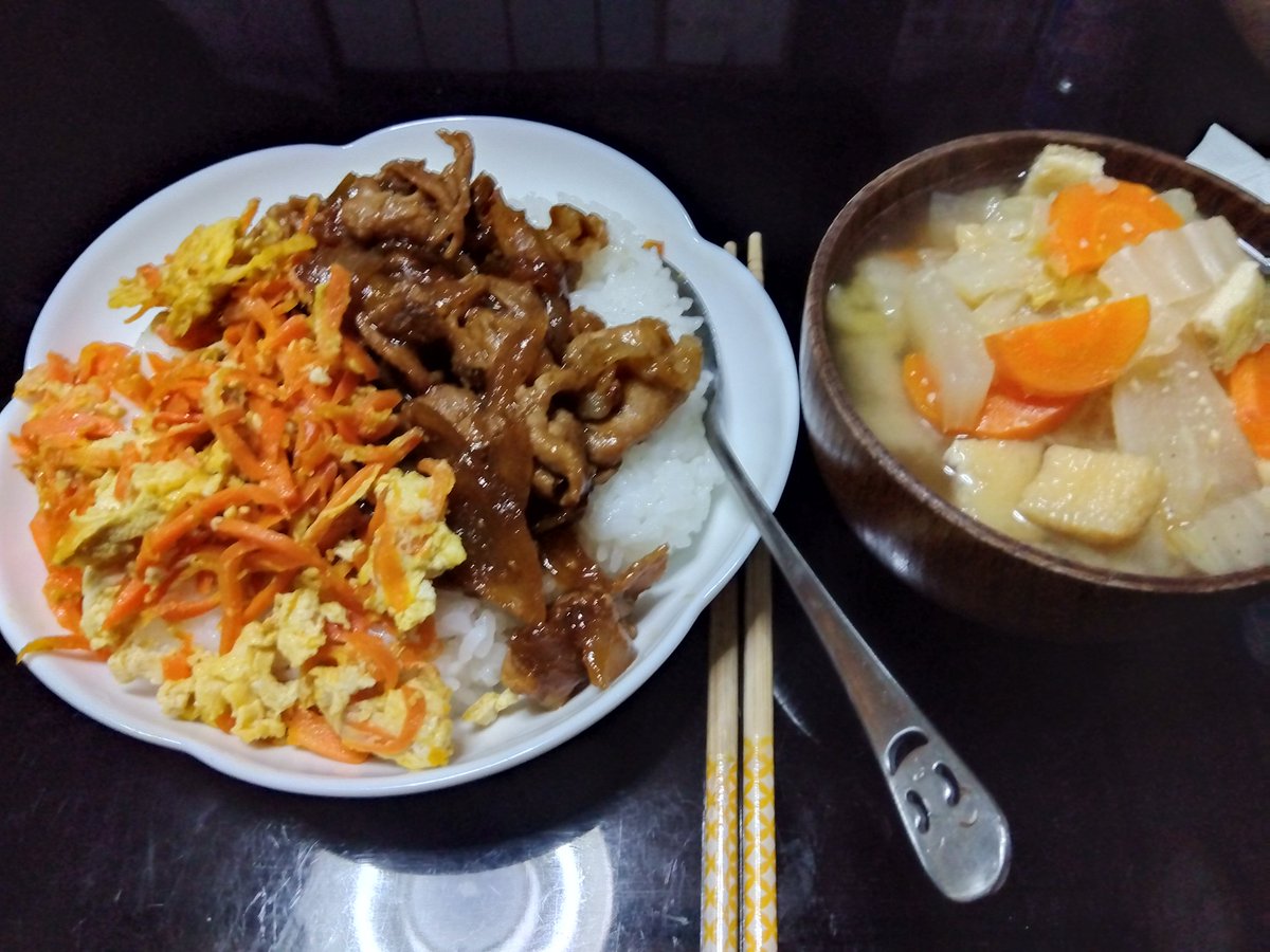 夜の部お仕事終わり。明日の昼の部お仕事に備えて、ご飯をモリモリ食べようとおもうます。