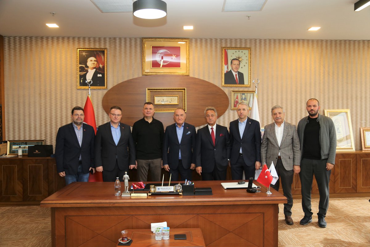 Yönetim Kurulu Başkanımız Mustafa Keskin ve yönetim kurulu üyelerimiz, Dünya Göz Hastaneleri Grubu Yönetim Kurulu Başkanı Eray Kapıcıoğlu'nu makamında ağırladılar ve istişarede bulundular.