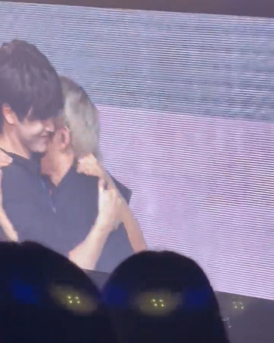 กอดจมอกอะ นี่แชมป์มุกพ่อแม่ฉันเองละ