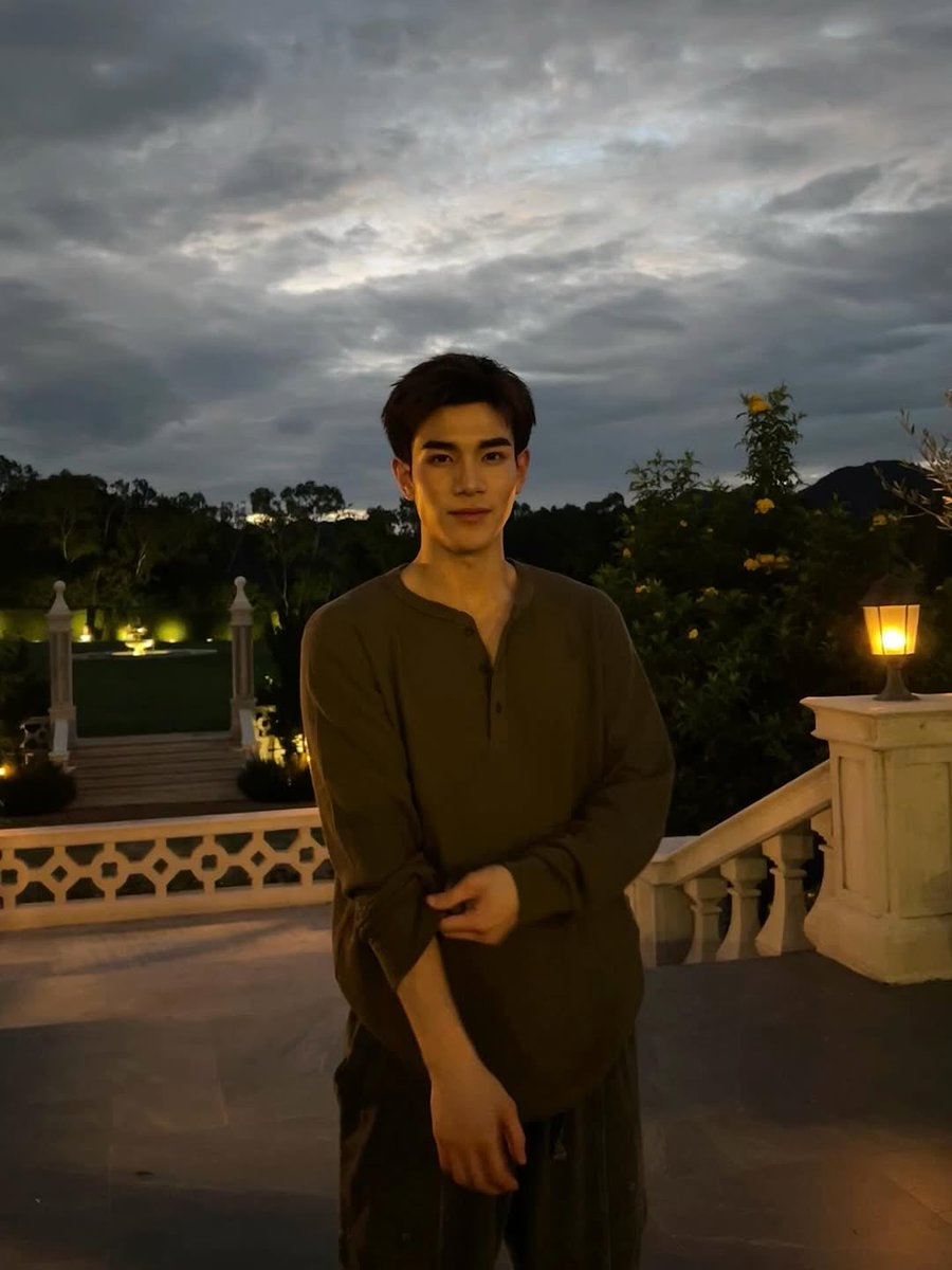 nongsiii's tweet image. fourth.ig IG:
The sky turns grey. 

#Fourthnattawat #โฟร์ทณัฐวรรธน์
@tawattannn

😳😳😳😳🤍