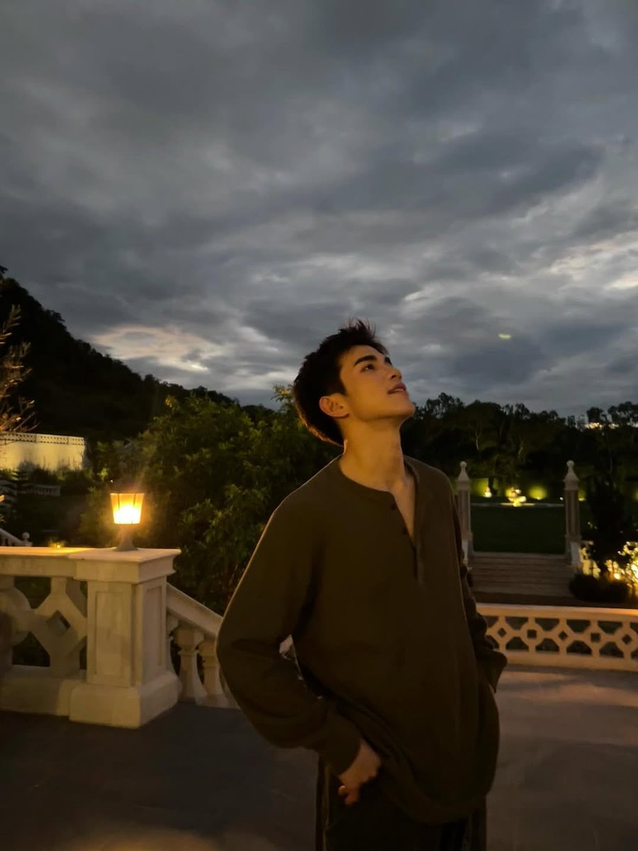 nongsiii's tweet image. fourth.ig IG:
The sky turns grey. 

#Fourthnattawat #โฟร์ทณัฐวรรธน์
@tawattannn

😳😳😳😳🤍