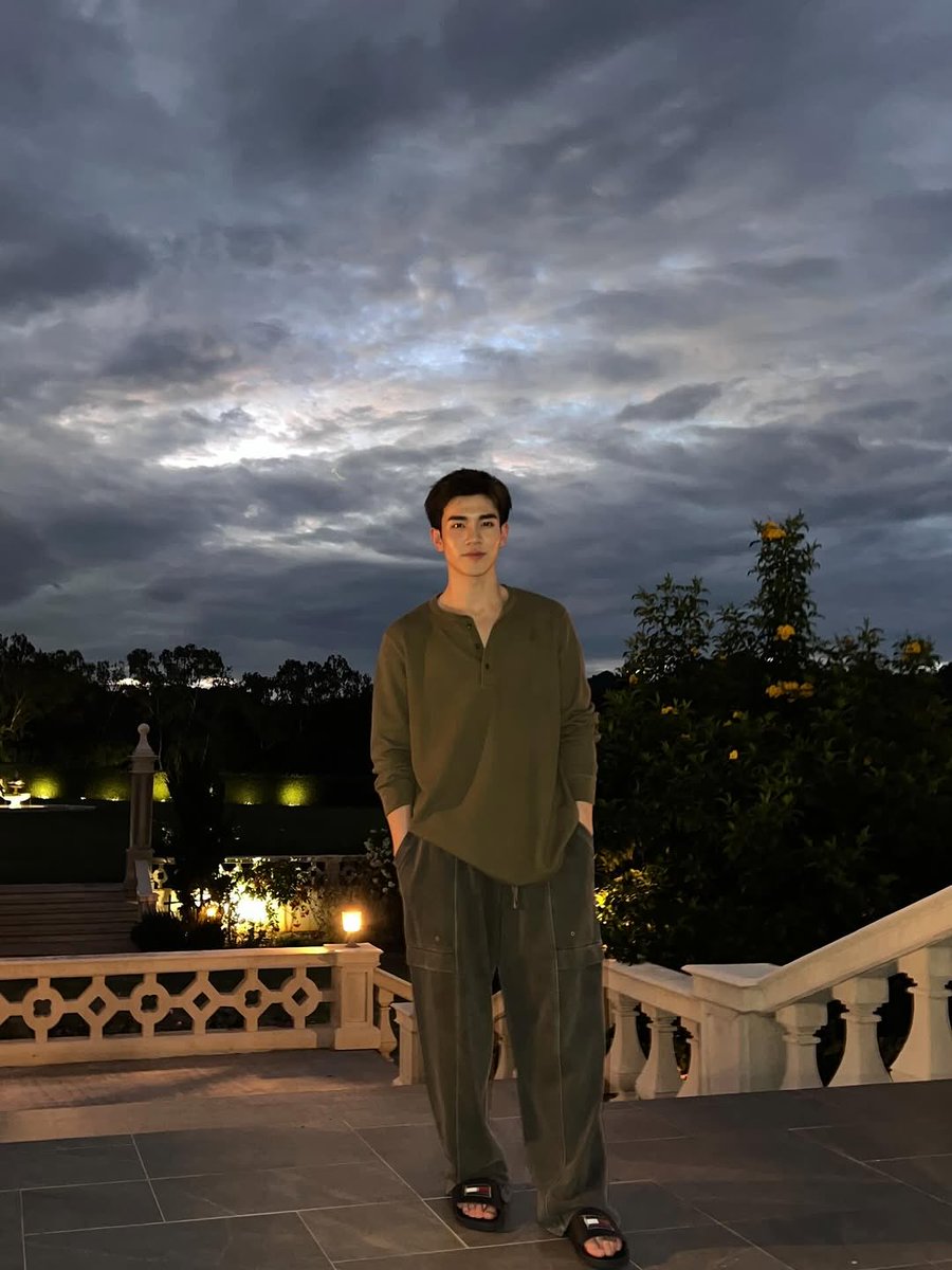 nongsiii's tweet image. fourth.ig IG:
The sky turns grey. 

#Fourthnattawat #โฟร์ทณัฐวรรธน์
@tawattannn

😳😳😳😳🤍