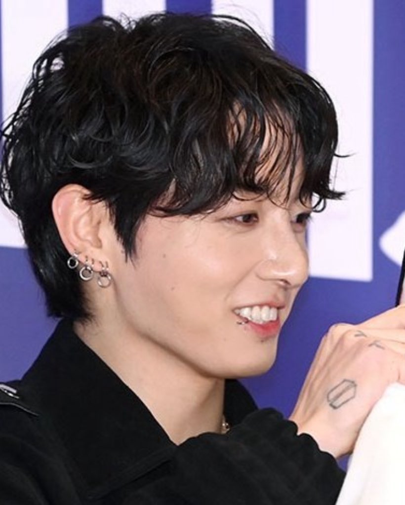 leopardtae's tweet image. did Jungkook get a nose job cos bro what that is not his side profile ??????