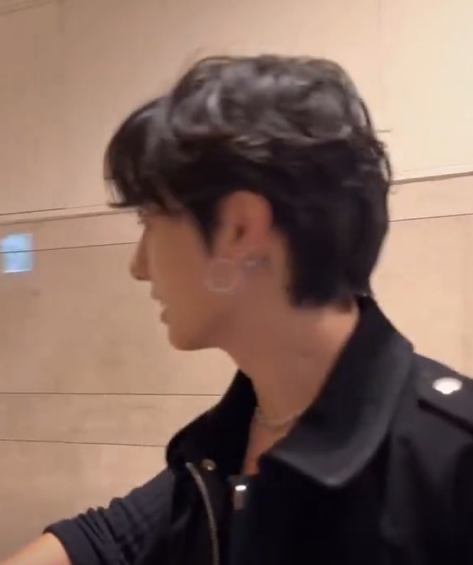 leopardtae's tweet image. did Jungkook get a nose job cos bro what that is not his side profile ??????