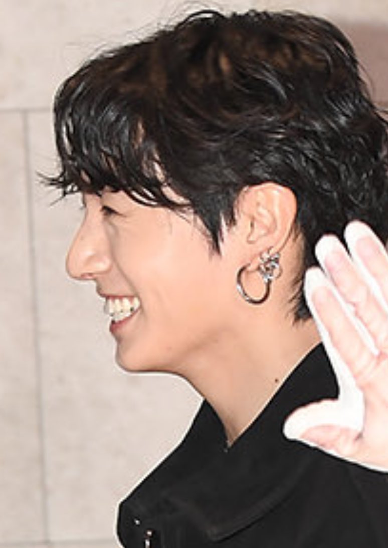 leopardtae's tweet image. did Jungkook get a nose job cos bro what that is not his side profile ??????