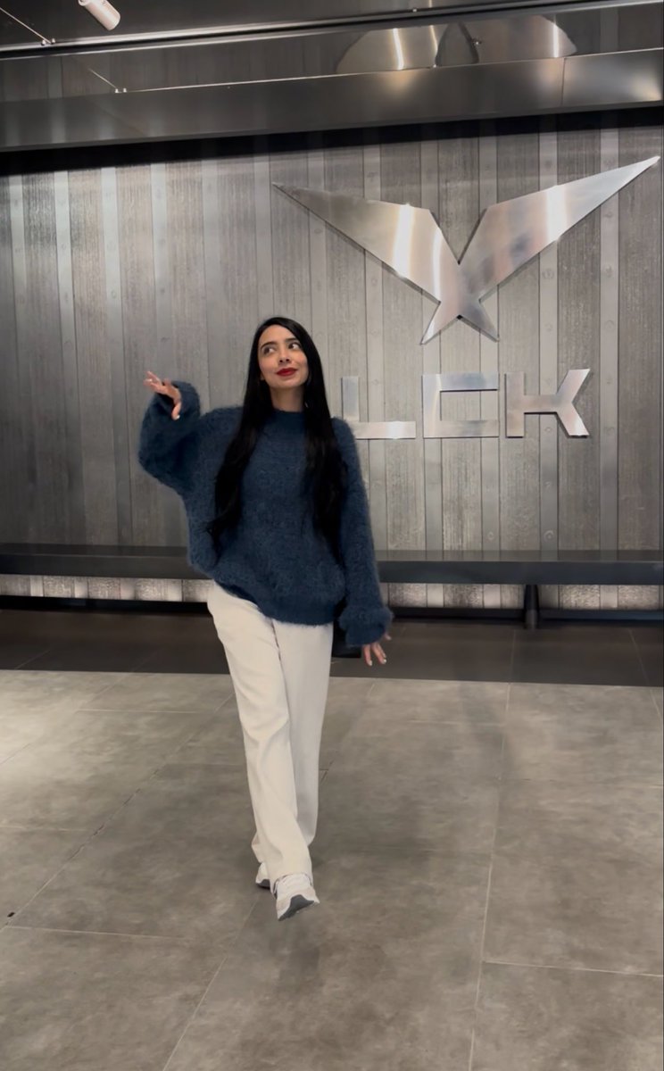 Hoy vine al Lol Park aquí en Corea y está ✨ INCREIBLEEEEEEE ✨ TwT
También es la Arena de la LCK
Me lo imaginaba más pequeño, pero está bien grande y bien padreee.
En IG les subiré el video de cómo es 
( ॣo ᴗo )