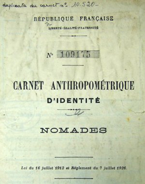 <a href="/drifter_VR/">drifter 🔻</a> La catégorisation "Gens du voyage" remplaçait la catégorisation "Nomade" et les mesures liées depuis 1912, telles que le contrôle quotidien, les mesures anthropométriques, etc.  Elle supprimait le carnet anthropométrique, remplacé par le livret de circulation
