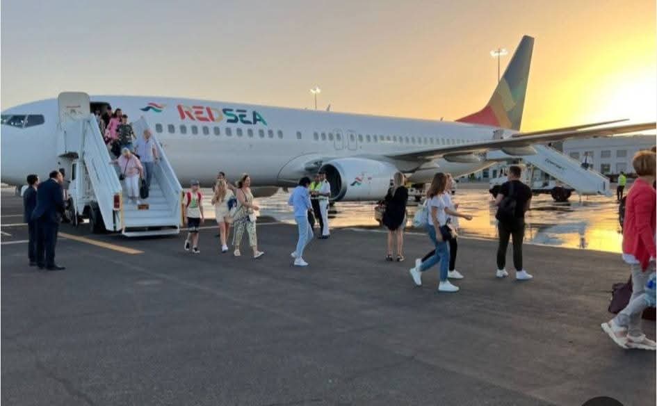 إعلانات طيران عدن التابعة للقطيبي بشكل ولون وهوية بصرية وطائرة الرحلة التجريبية الاولى بطائرة مستأجرة بلون وهوية بصرية أخرى.. 
فلماذا كل هذا الاستعجال والتخبط من أولها يارفاق.. هي شركة طيران مرتبطة بحياة موت الركاب وليس مشروع تجاري آخر لبيع العسل والحبة السوداء؟
ويا حجر وسيري..