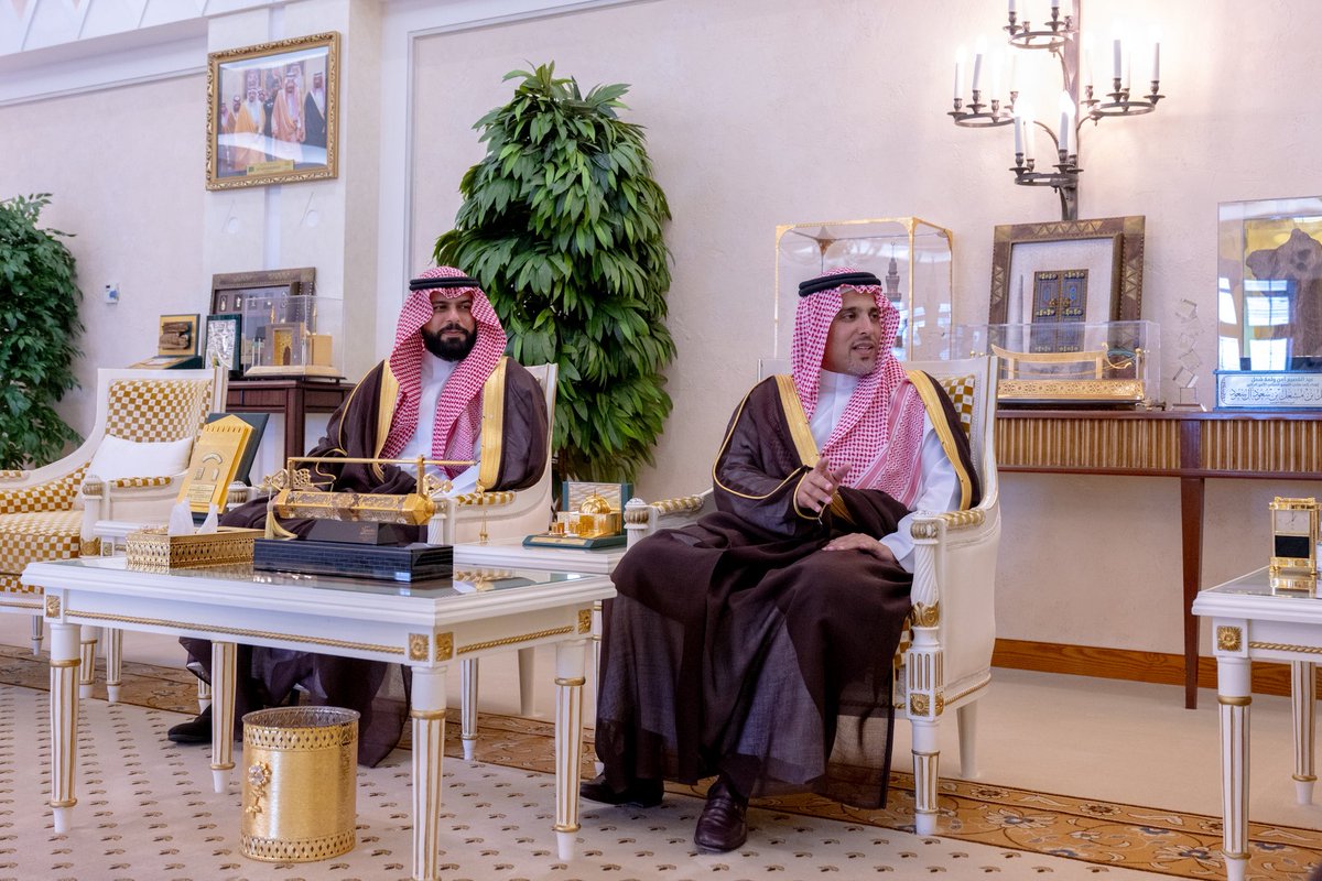 نوه سموه بما تمتاز به المنطقة من مقومات تؤهلها لاحتضان الفعاليات والسباقات الرياضية الكبرى، وما تحققه هذه الأنشطة من أثر اقتصادي وسياحي وتنموي..

سمو #أمير_منطقة_القصيم بحضور سمو نائبه ، يستقبل سمو الأمير خالد بن سلطان بن عبدالله الفيصل، رئيس الاتحاد السعودي للسيارات والدراجات