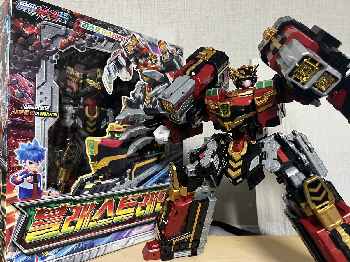 再販版は関節が強化されているとの話を聞いたので、もう一体買ってきた…！

たしかに股関節周りがかなり強度が増してて重さにほぼ負けず、めちゃくちゃ遊びやすくなってる…！
ついでに塗装ももっと綺麗になってる…！