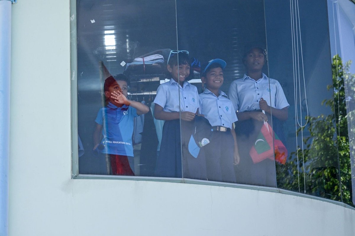 A wave of love and pride 👋🏻 Hinnavaru welcomes President Dr. Muizzu ❤️

#RayyithunGaathah
#LhaviyaniAtollVisit