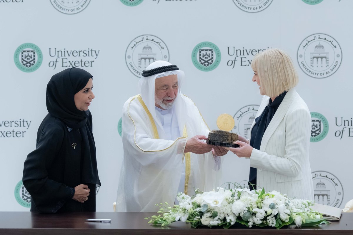 حاكم الشارقة يوقع اتفاقية تعاون بين جامعة الذيد وجامعة إكستر البريطانية

bit.ly/4oHCt5O

<a href="/ualdhaid/">جامعة الذيد | University of Aldhaid</a>