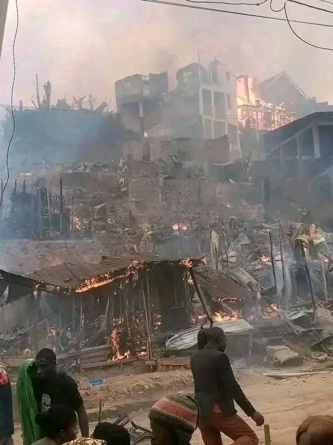 ALahatane's tweet photo. 🚨🇨🇩14 morts: bilan encore provisoire d’un incendie survenu cette nuit à #Funu, dans la ville de #Bukavu (Sud-Kivu). Un feu d’origine inconnue s’est déclaré alors que les victimes étaient endormies.  
Ce lundi matin, l’émotion est vive sur les lieux du drame. https://t.co/oyVmcyff8N
