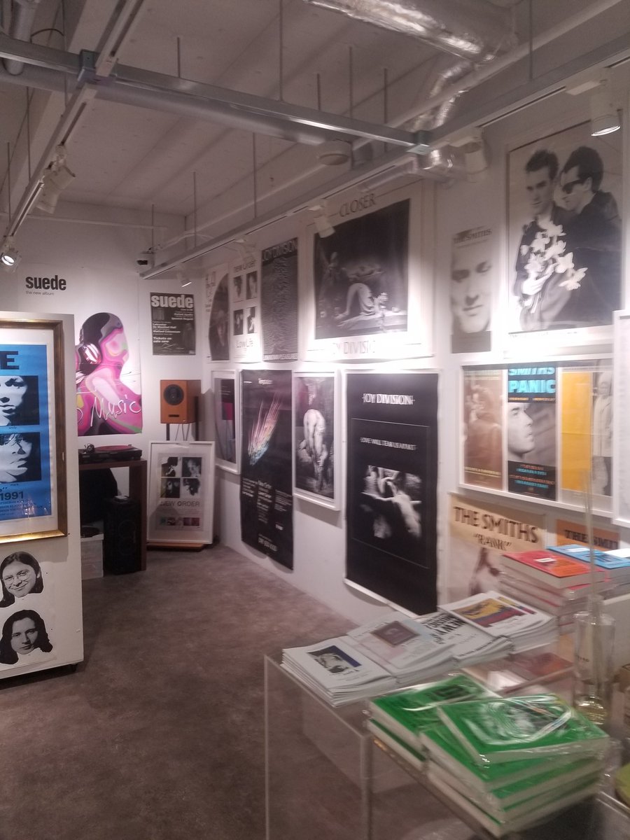 井出靖さんのGrand Gallery、オアシスから遡っていくマンチェスター中心のポスター展、素晴らしかった、ジョイ・ディヴィジョンやニューオーダーの見たこともない図版のポスターに驚く、なのにオアシス熱にやられてやってきた人はオアシス以外は見向きもしないで帰るのだそう、すぐ横に宝物あるよ。