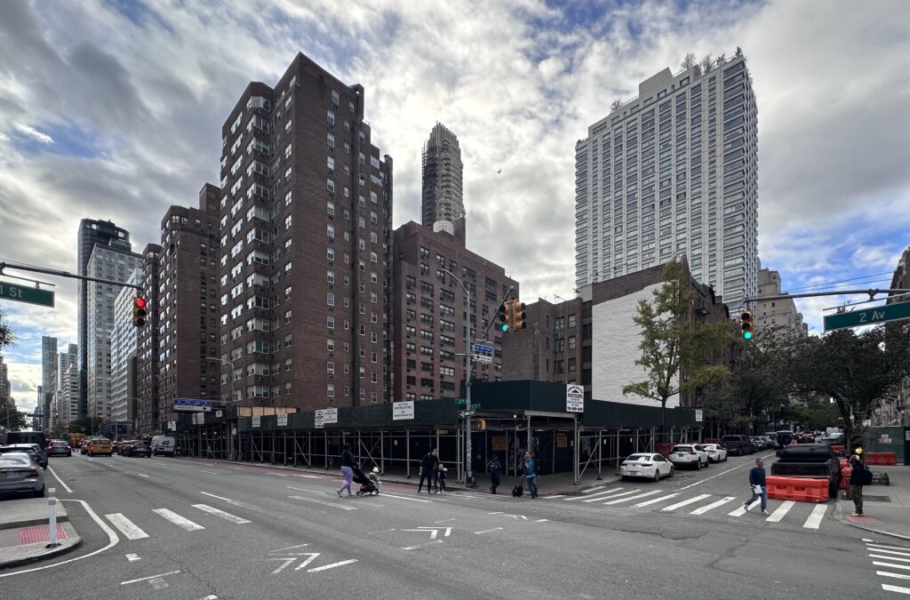 Demolition Finishes for 22-Story Tower at 242 East 71st Street on Manhattan’s Upper East Side newyorkyimby.com/2025/10/demoli…