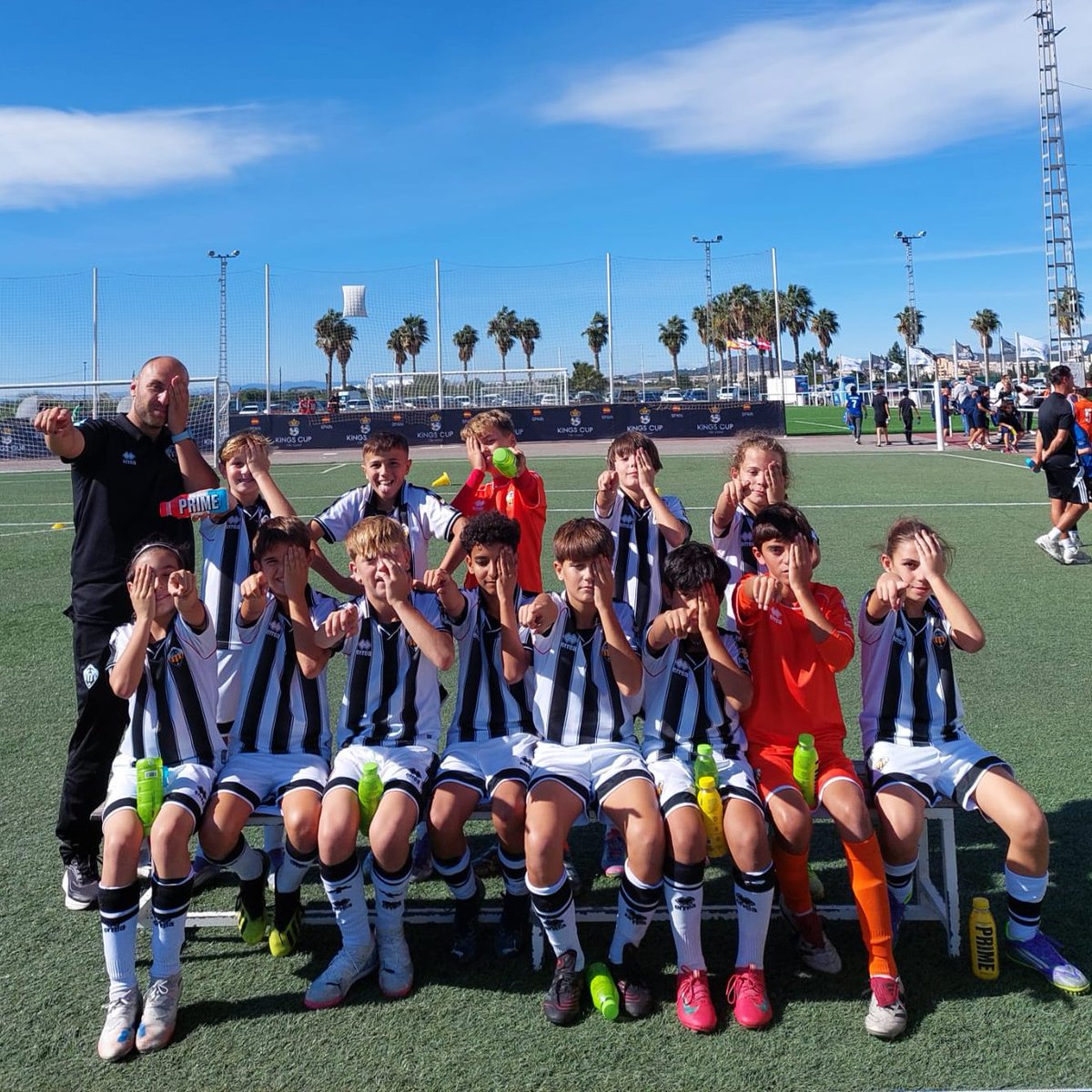 CDCS_Academy's tweet photo. 🤚🫵 El Alevín 'A' celebró la primera titularidad de Daniel Zaeck con el Castellón 'B' este fin de semana

🫡 El defensor es el delegado del equipo y sus pupilos le dedicaron la foto

#PPO👂 https://t.co/YHP5wFo7Le