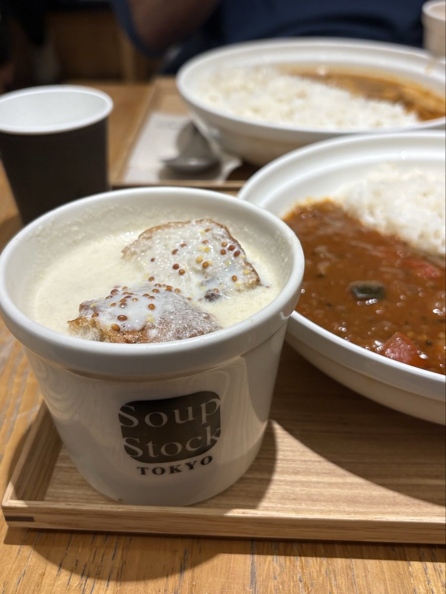 今日もお疲れ様です🪿

週末に話題の #フェルメールの牛乳を注ぐ女のスープ を飲んできました🥣

11月にも再販があるようなので是非飲んでみてください🍁🍁

#企業公式相互フォロー 
#企業公式秋のフォロー祭 
#企業公式がお疲れさまを言い合う 
#企業公式つぶやき部