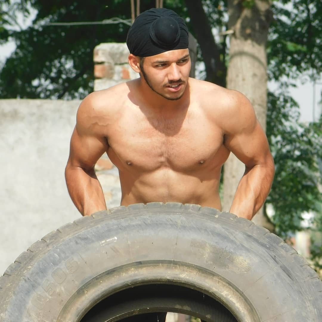 ਪੁਸ਼ਅੱਪ ਮੈਨ ਆਫ ਇੰਡੀਆ (ਪੰਜਾਬ) ਵਜੋਂ ਜਾਣੇ ਜਾਂਦੇ ਨੌਜ਼ਵਾਨ ਕੁੰਵਰ ਅੰਮ੍ਰਿਤ ਬੀਰ ਸਿੰਘ ਨਾਲ ਕੀਤੀ  ਮੁਲਾਕਾਤ ਜਲਦੀ ਸਾਂਝੀ ਕਰਾਂਗੇ,ਇਸ ਨੌਜ਼ਵਾਨ ਨੇ ਵੱਖ ਵੱਖ ਤਰੀਕਿਆਂ ਨਾਲ ਡੰਡ ਮਾਰਕੇ 44 ਤੋਂ ਵੱਧ ਵਿਸ਼ਵ ਰਿਕਾਰਡ ਬਣਾਏ ਹਨ,ਮਾਰਸ਼ਲ ਆਰਟ ਦੇ ਮਾਹਿਰ ਬਰੂਸਲੀ ਦਾ ਰਿਕਾਰਡ ਤੋੜ ਕੇ ਆਪਣੇ ਨਾਮ ਕੀਤਾ ਹੈ,ਅਫਰੀਕਾ ਦਾ ਦੇਸ਼ ਬਿਰਲੈਂਡ ਨੇ