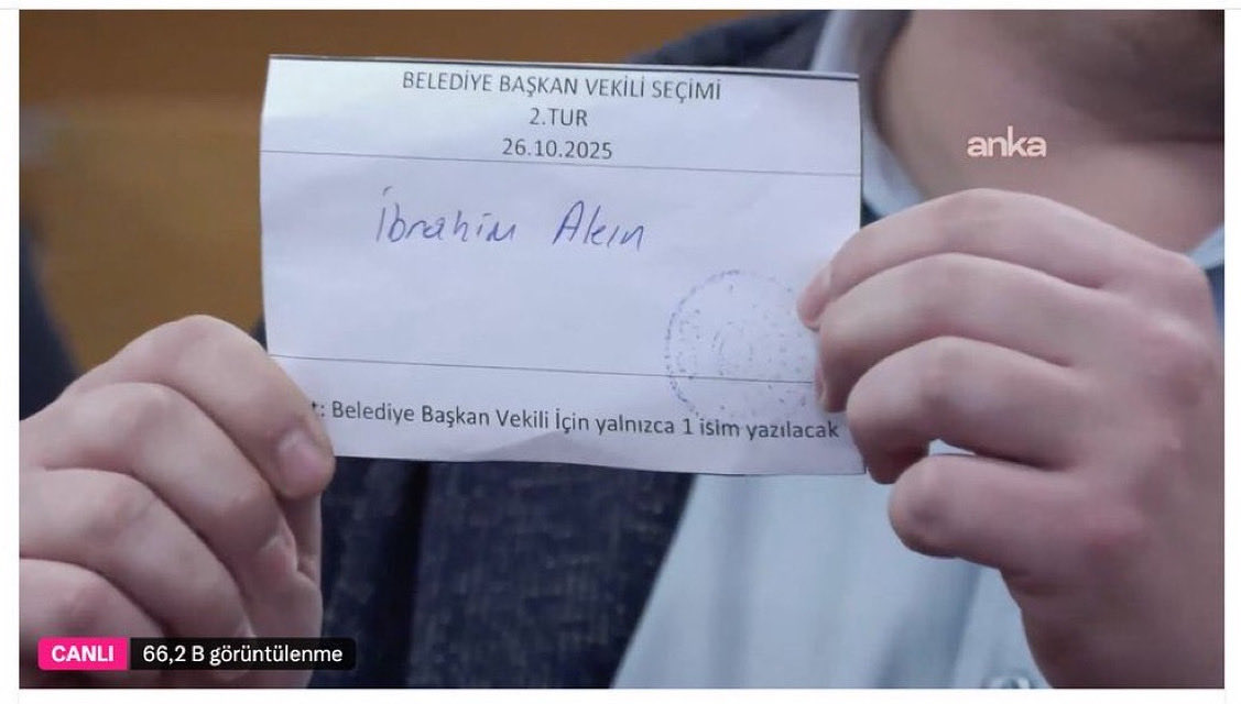 Bu Pusulada yazılan ismi İbrahim Akın diye okuyamayan zihniyet ile ülkemize nasıl hizmet ederki. Değişelim arkadaş biraz.Unutmayalım sevgili dostlar bizi temsil edenler,bizim aramızdan yetişiyor. Biz iyi insan olursak ve çoğalırsak, hırsız,sahtekar,casuslardan kurtarırız ülkemizi