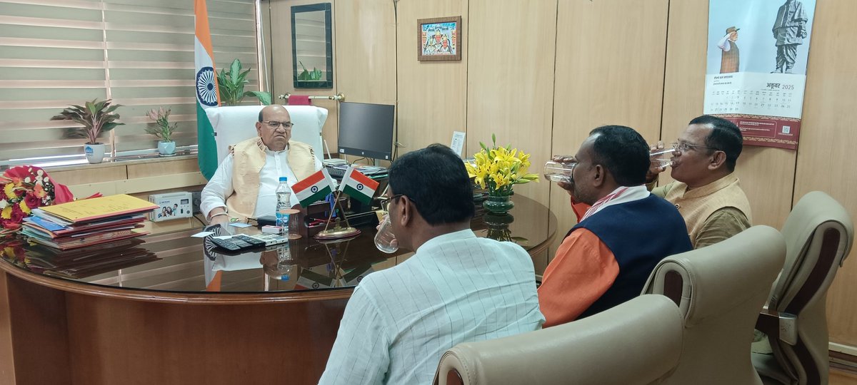 छत्तीसगढ़ से पधारे श्री सतेन्द्र सिंह ने अपने प्रतिनिधिमंडल सहित राष्ट्रीय अनुसूचित जनजाति आयोग के माननीय अध्यक्ष श्री अंतर सिंह आर्य से सौजन्य भेंट कर विभिन्न जनजातीय मुद्दों पर सार्थक चर्चा की। <a href="/PMOIndia/">PMO India</a> <a href="/PIB_India/">PIB India</a> <a href="/AntarsinghArya/">Antarsingh Arya</a>