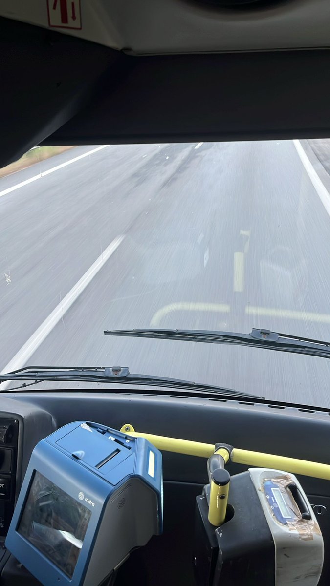 Blankspema's tweet photo. On són les millores del #e11.1? Han passat 2 busos plens, i quan l'agafo el conductor molt maleducat —jo primera a la cua i s’ha aturat abans deixant que se’m colessin persones— i he anat al costat seu i dreta tot el trajecte. Un "frenazo" i cap a l'altre barri. @MoventisInfo https://t.co/msxZPSUPG7