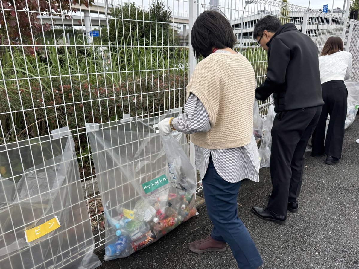 SatsTfk's tweet photo. 当社スタッフの有志メンバーが、成田空港周辺のクリーンアップ活動に参加しました
この活動は「空港を利用されるお客様や空港で働くスタッフが快適に過ごしてもらう」という思いから始まり、今回で第47回を迎えました
小さなごみを拾いながら、改めて空港を支える環境づくりの大切さを実感しました https://t.co/hBORIiYvGl