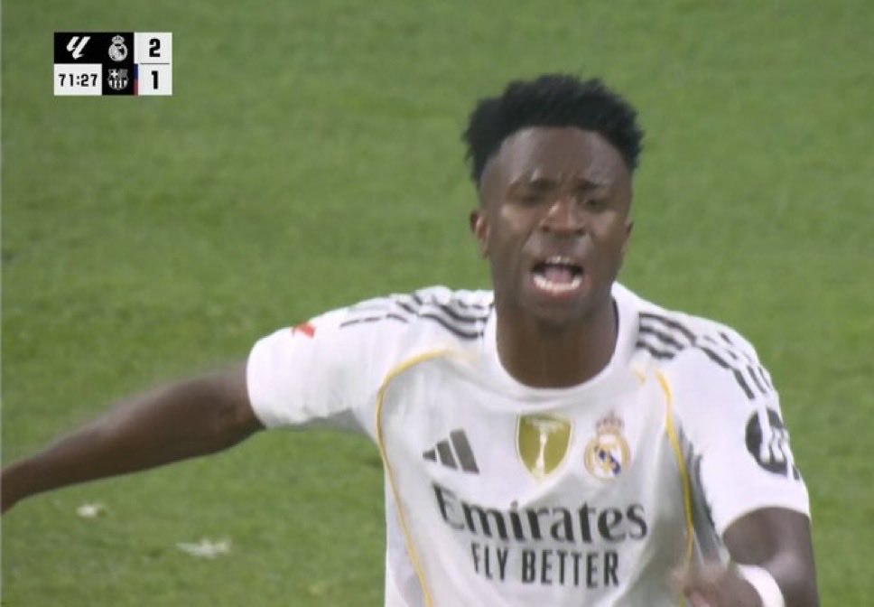 _BeFootball's tweet photo. 🚨🚨 Vinicius Junior 🇧🇷 au moment de sortir face au Barça : « 𝗖’𝗘𝗦𝗧 𝗧𝗢𝗨𝗝𝗢𝗨𝗥𝗦 𝗠𝗢𝗜. 𝗝𝗘 𝗩𝗔𝗜𝗦 𝗤𝗨𝗜𝗧𝗧𝗘𝗥 𝗟’𝗘́𝗤𝗨𝗜𝗣𝗘, 𝗖’𝗘𝗦𝗧 𝗠𝗜𝗘𝗨𝗫 𝗤𝗨𝗘 𝗝𝗘 𝗣𝗔𝗥𝗧𝗘. » 😱

Xabi Alonso 🇪🇸 : « Allez, Vini, c’est bon là. »

(@DAZN_ES) https://t.co/eSiTH5WnfB