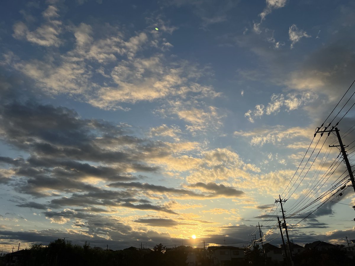 yuuponcho's tweet photo. 心地良い気候
ずっとこんな感じがいいなぁ

#イマソラ  #夕空 #雲 https://t.co/VGfNfJQ5gY