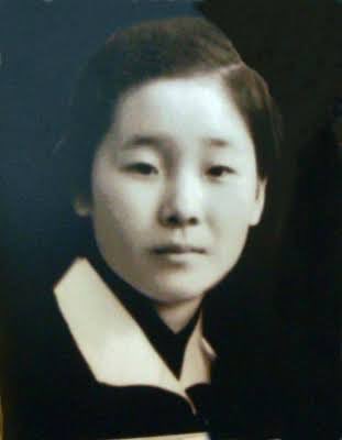人類の涙をぬぐう平和の母より
「犠牲」の真の意味を胸に抱いて

1955年12月15日、私は、数えで14歳になっていました。その日、文総裁にお会いしたのです。私は初めてお目にかかる文総裁に丁寧に挨拶をしました。