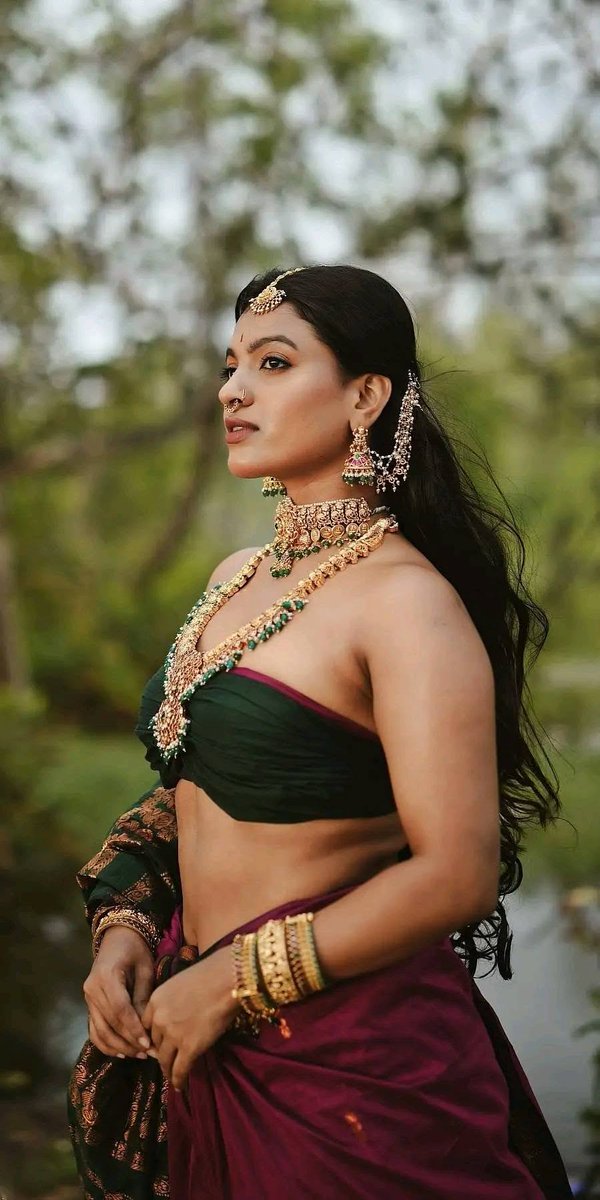 Aa rojullo... raani garu tempt cheste evvadaina kurchuni undalsinde!!

May be, this is how they used to look like! ❤️💋